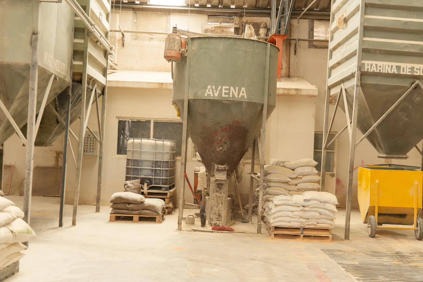Silo de avena en la planta